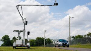 Flitscamera ziet of je aan het appen bent bij 300 km/u