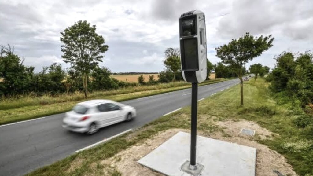 Automobilisten zijn gewaarschuwd: deze flitspaal flitst elke 5 minuten iemand en levert jaarlijks 8 miljoen euro
