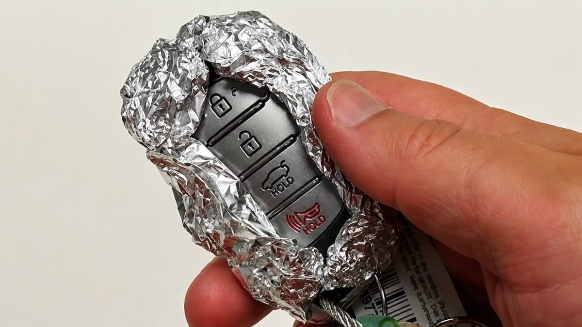Steeds meer automobilisten wikkelen hun autosleutel in aluminiumfolie: dit is waarom