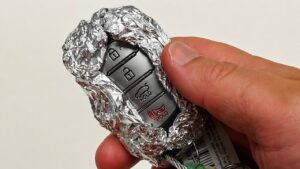 Steeds meer automobilisten wikkelen hun autosleutel in aluminiumfolie: dit is waarom