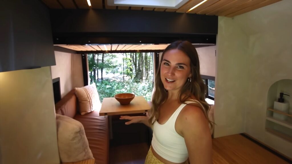 Deze Japandi-camper heeft een verborgen badkamer en oogt als een luxe appartement