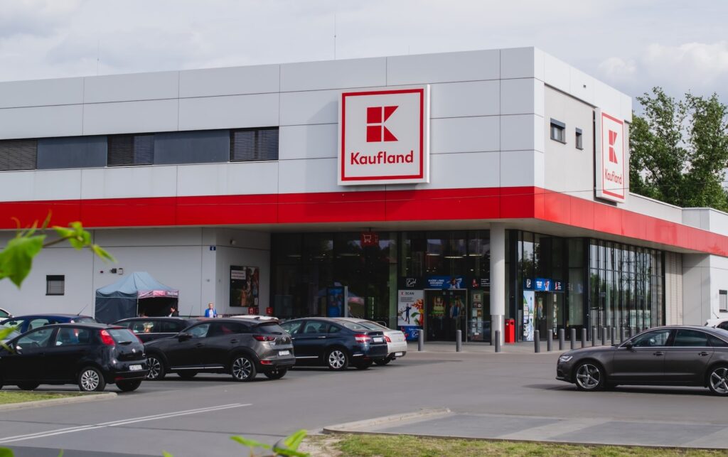 Goed nieuws voor Nederlandse autobezitters: Bol en Amazon krijgen concurrentie van een grote Duitse speler