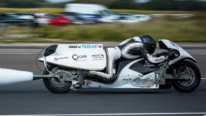Echtpaar bouwt motorfiets in eigen garage: stoom drijft hem tot meer dan 300 km/u