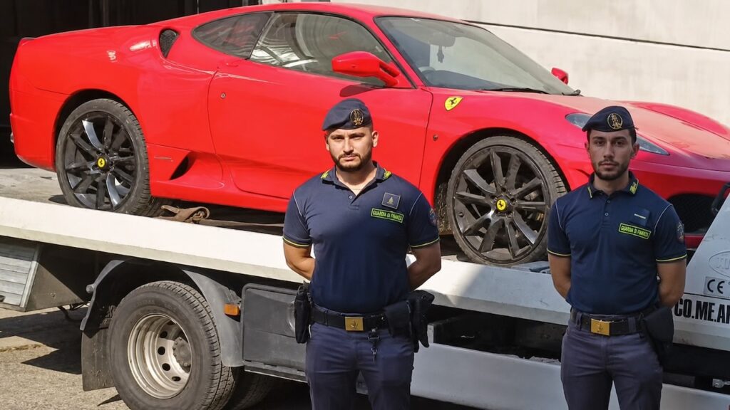 Deze ‘Ferrari’ bleek stiekem een Toyota te zijn: politie grijpt in