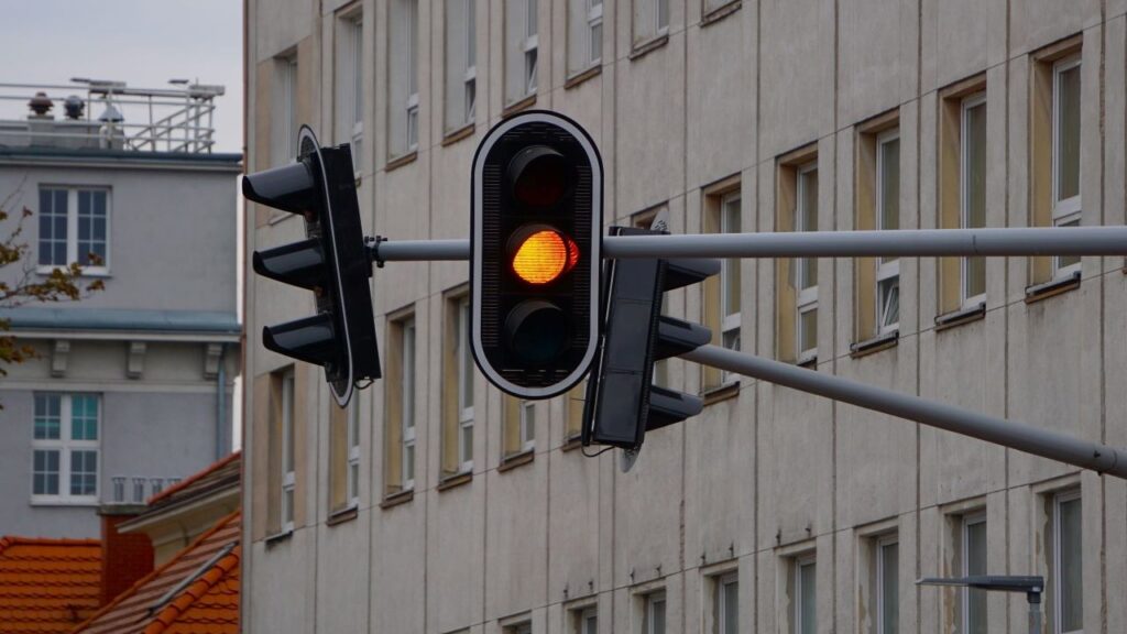 ‘Elke bestuurder moet vanaf nu stoppen bij een oranje verkeerslicht’