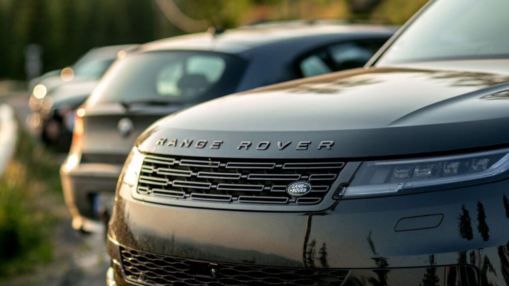Range Rover van €55.000 ineens voor €23.000 verkocht: paniek bij het merk