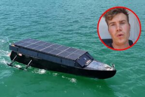 5.000 kilometer zonder te tanken: man vaart naar Ibiza met een zonneboot die hij in een schuur bouwde