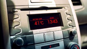 Waarom je auto bijna altijd een verkeerde buitentemperatuur aangeeft