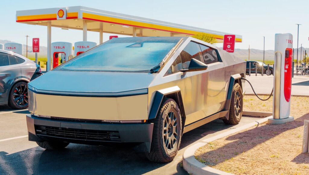 Man liet Tesla Cybertruck aangesloten achter en ging op vakantie, maar bij terugkomst na 14 dagen bleek er een probleem te zijn