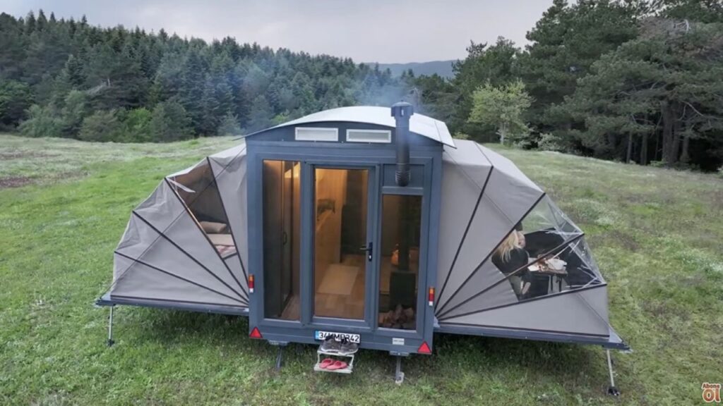 Half tiny house, half camper: Caravan vouwt zich uit als een accordeon