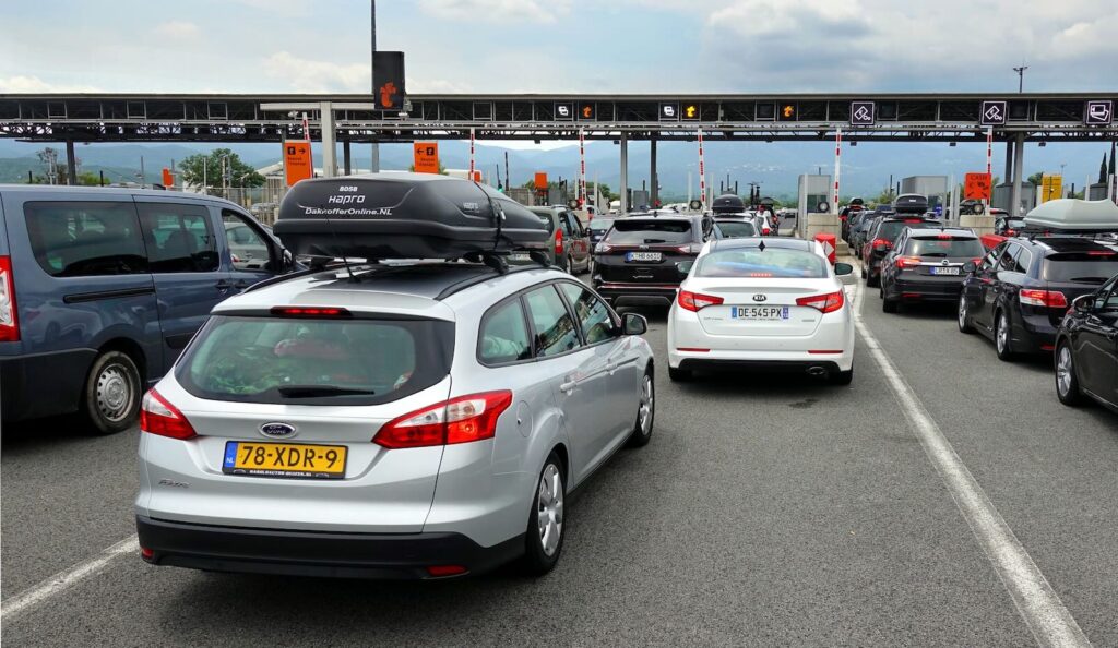 9.382 euro boete: man reed maandenlang door tolpoorten achter de auto voor hem zonder te betalen