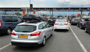 9.382 euro boete: man reed maandenlang door tolpoorten achter de auto voor hem zonder te betalen