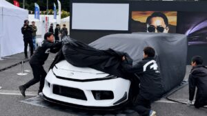 Grootste automerk ter wereld draait door en onthult een 7-cilinder
