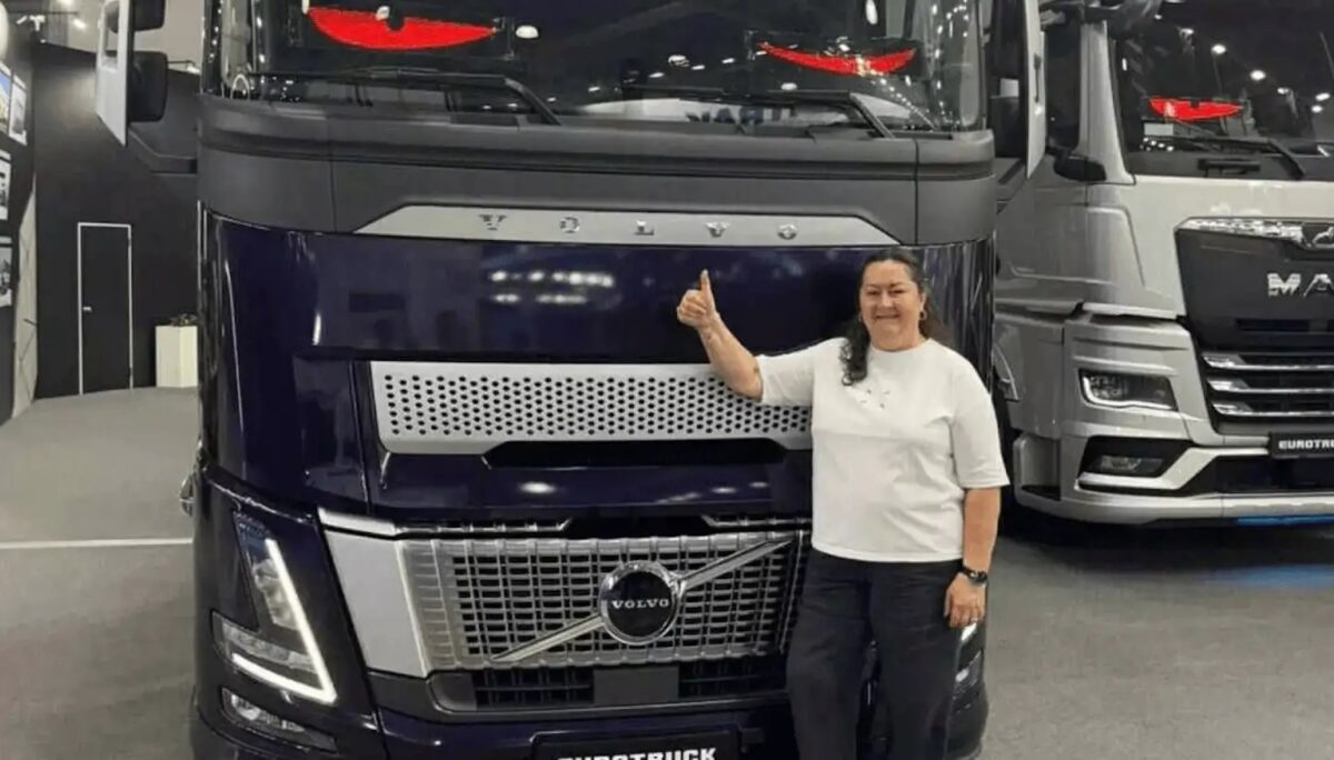 Jelena Välbe met de nieuwe vrachtwagen van de Russische skifederatie