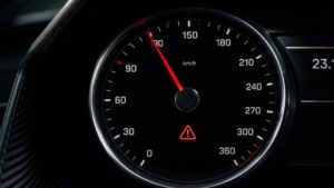 EU voert vanaf 2030 een systeem in dat auto’s automatisch afremt als je stout bent