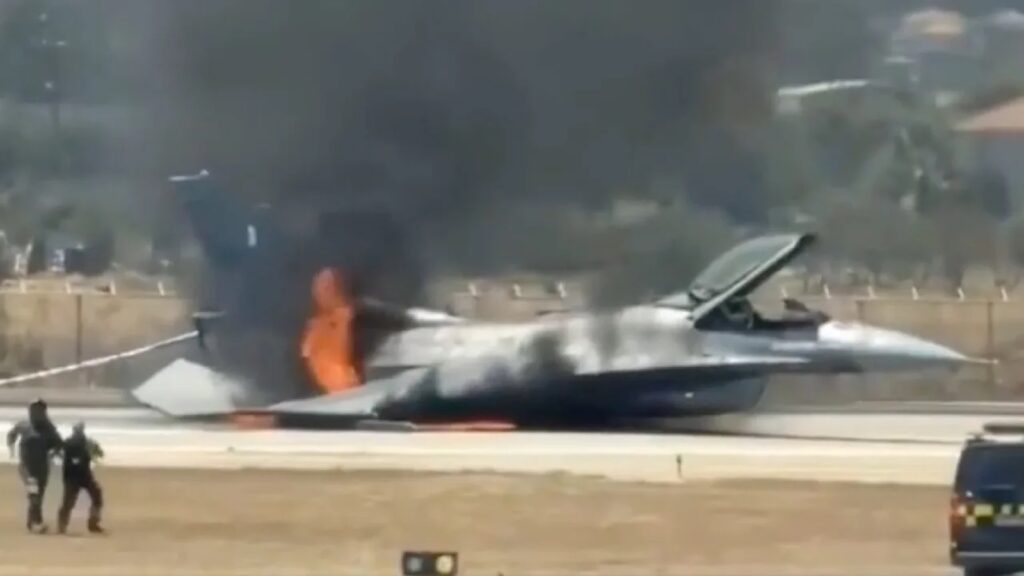 Branddrama op Zakynthos: Gevechtsvliegtuig legt luchthaven op het vakantie-eiland plat