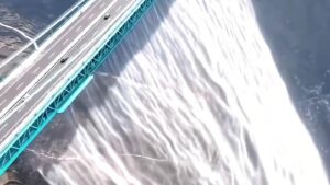 Hoogste brug ter wereld kreeg per ongeluk een ingebouwde waterval
