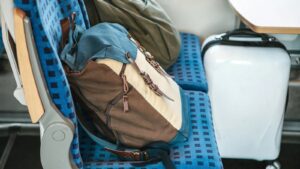 ‘Je komt er niet eens meer in’: Koffers van cruisetoeristen blokkeren treinen die belangrijk zijn voor forenzen