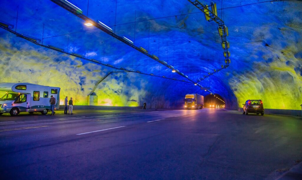 Noorwegen boort voor 1,9 miljard euro langste en diepste onderzeese wegtunnel ter wereld door massief gesteente