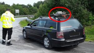 Onmiddellijk rijverbod: Belangrijk auto-onderdeel ligt op het dak