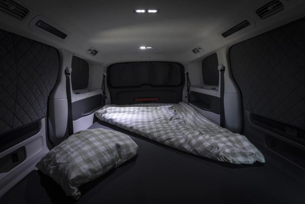 Nieuwe elektrische auto wordt omgetoverd tot een flexibele camper met twee slaapplaatsen
