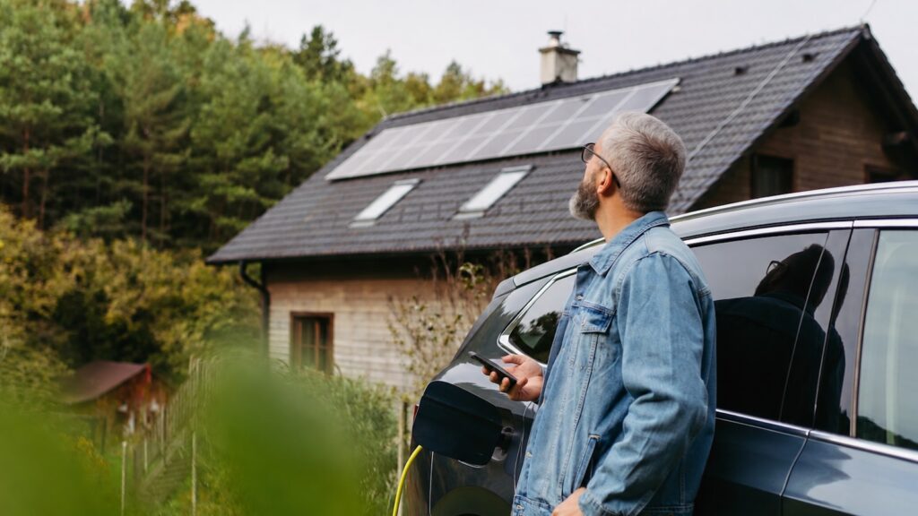 Kan ik mijn elektrische auto opladen met zonnepaneelsysteem? Expert geeft antwoord