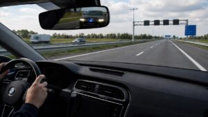 222 km/u op de snelweg: automobilist wilde testen of onopvallende politieauto het kon bijhouden