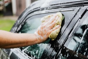 Gemeenten delen boetes tot 3.000 euro uit voor auto wassen voor de deur