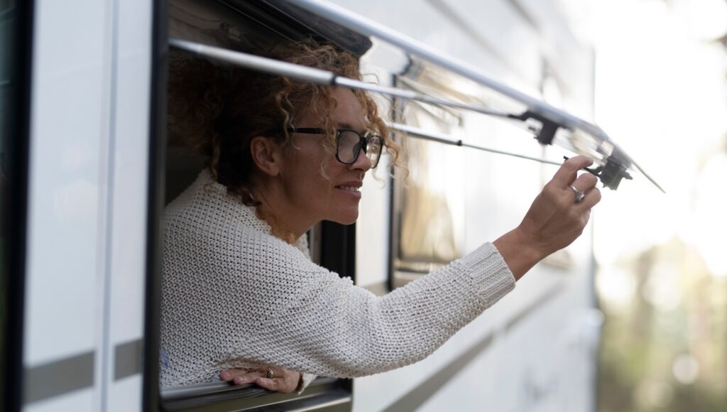 Daarom moet je de ramen van je camper in de nacht liever gesloten houden