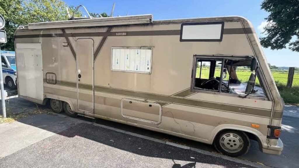 Camper direct van de weg gehaald nadat politie één bizar detail ontdekt