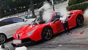 Kinderen gebruikten Ferrari als speelplaats: ouders voor enorm bedrag aangeklaagd