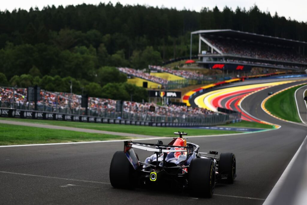 Max Verstappen zet Spa direct op zijn kop met vernietigende eerste klap