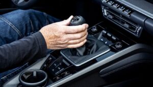 Autorijden met een handgeschakelde auto stimuleert de hersenen meer dan rijden met een automaat 