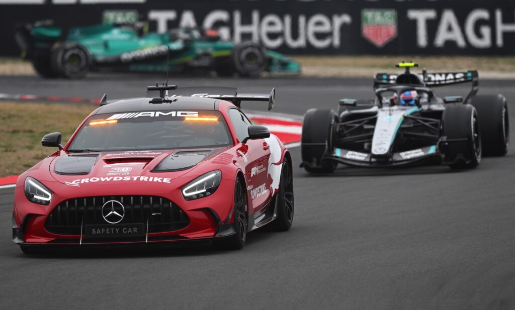 Safety Car rijdt over F1-coureurs heen bij de Hongarije GP
