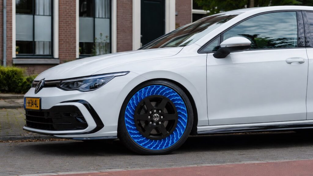 Je kunt nu autobanden kopen die nooit lek gaan (en waar geen lucht in hoeft)