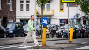 Waarom zwaai je met je hand bij een zebrapad? De reden gaat dieper dan je denkt