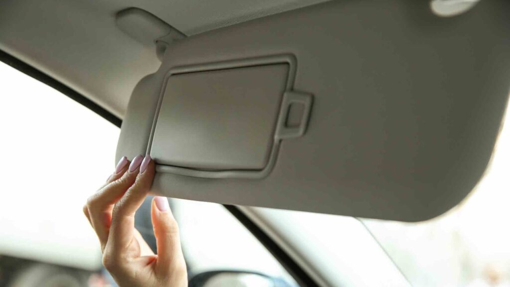 Na bijna 100 jaar verdwijnt de zonneklep uit de auto dankzij nieuwe technologie