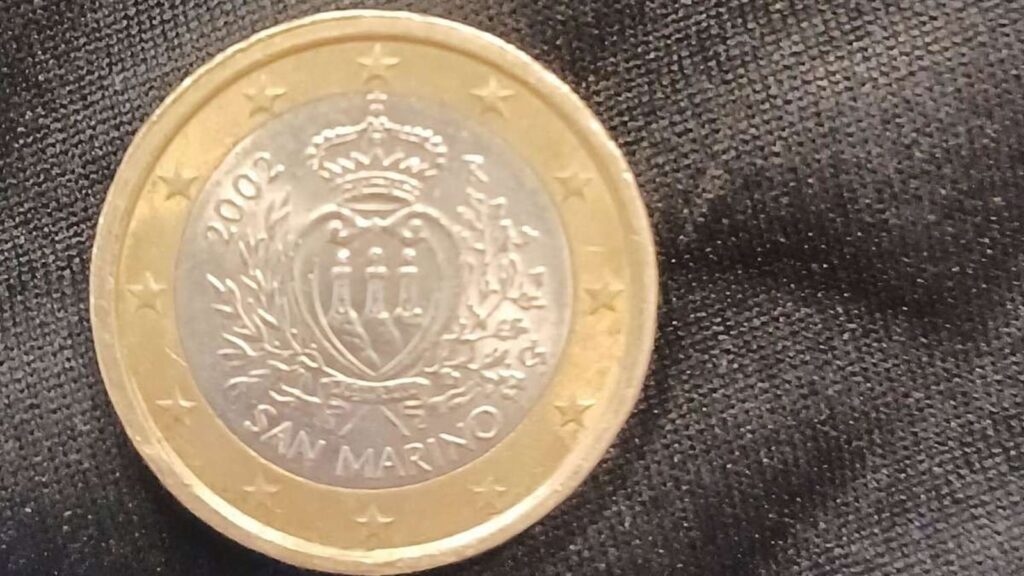 Man vindt bijzondere munt van 1 euro tussen zijn wisselgeld bij tankstation: ‘Een echte gelukstreffer’