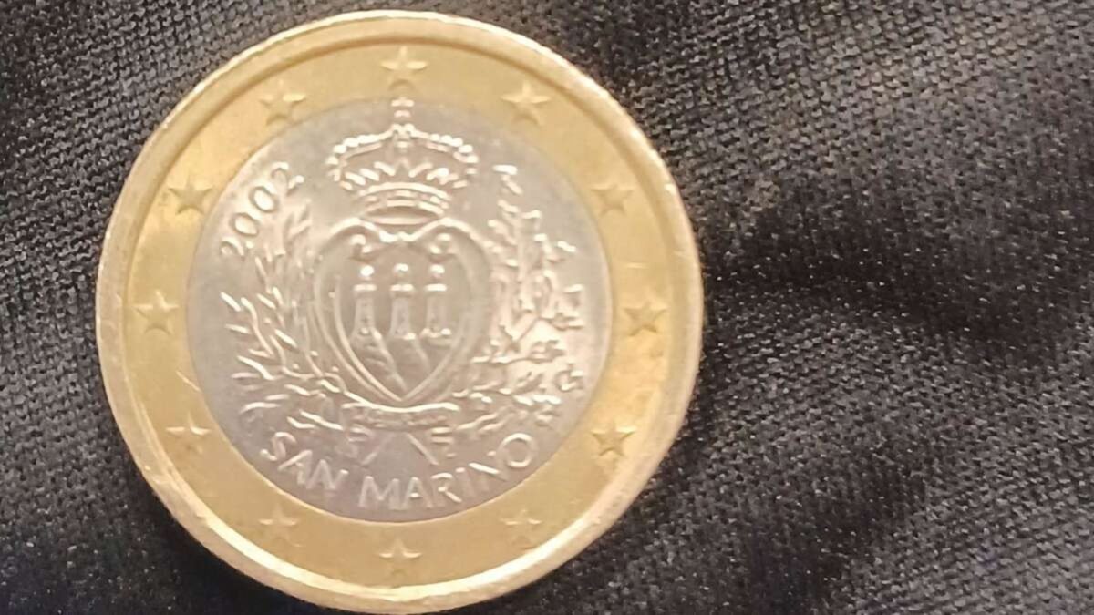 Man vindt bijzondere munt van 1 euro tussen zijn wisselgeld bij tankstation: ‘Een echte gelukstreffer’