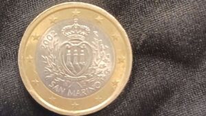 Man vindt bijzondere munt van 1 euro tussen zijn wisselgeld bij tankstation: ‘Een echte gelukstreffer’