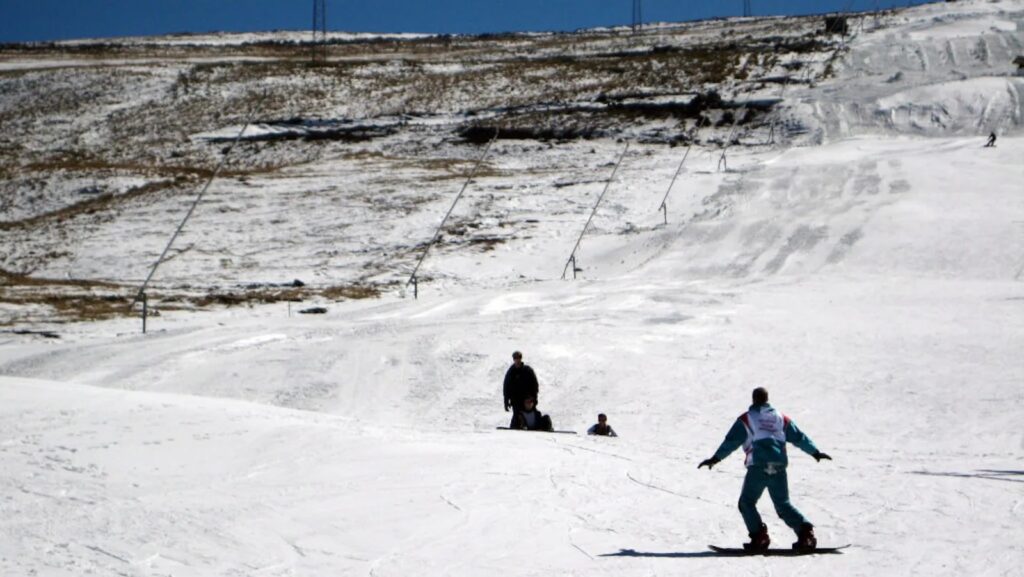 15 centimeter sneeuw: Afrikaans skigebied opent 1,2 km van zijn 1,8 km aan skipistes