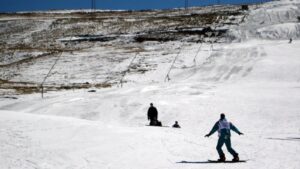 15 centimeter sneeuw: Afrikaans skigebied opent 1,2 km van zijn 1,8 km aan skipistes
