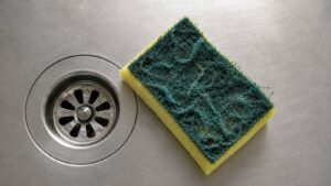 Afvoeren stinken: Deze huismiddeltjes verwijderen snel onaangename geurtjes