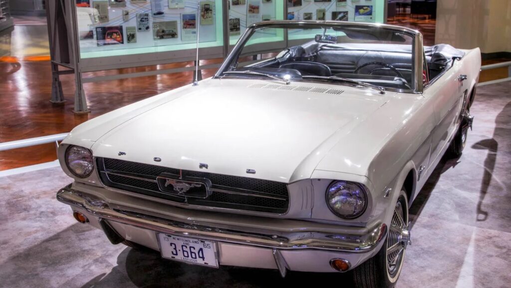 Eigenaar van eerste Ford Mustang wees alle biedingen op zijn auto af, totdat fabrikant hem de miljoenste aanbood