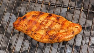Beter dan azijn en baking soda: Huismiddeltje maakt het grillrooster binnen enkele seconden schoon