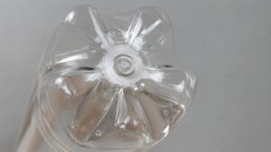 Daarom hebben PET-flessen zo vaak bloemvormige bodem
