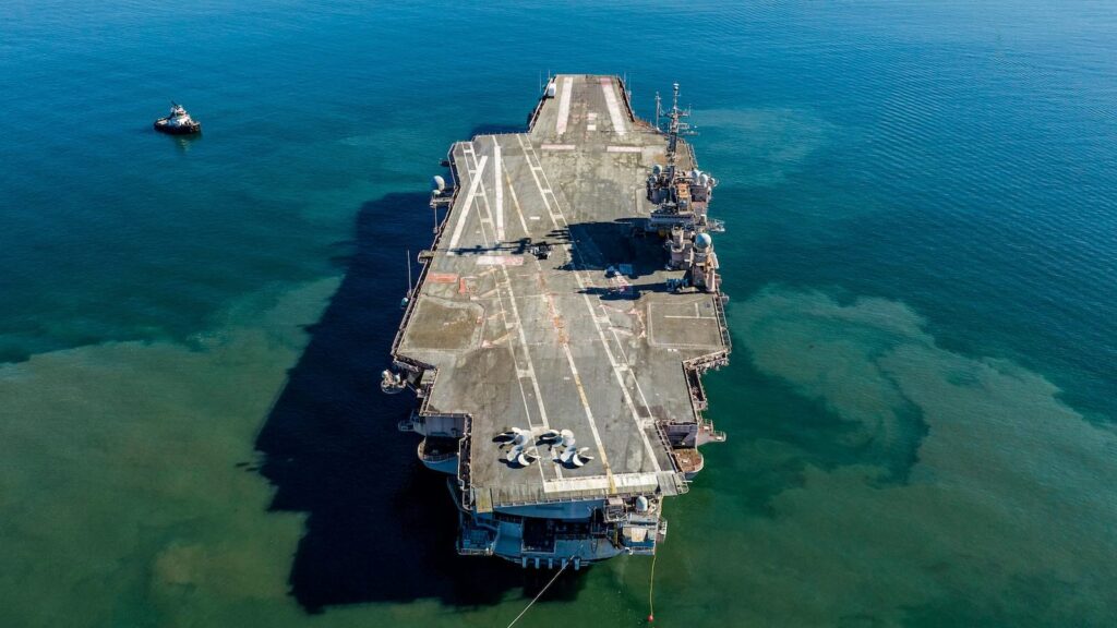 Chinese onderzeeër dook in 2006 onopgemerkt op 8 km van USS Kitty Hawk: In 2021 verkocht de Amerikaanse marine het vliegdekschip voor één cent