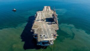 Chinese onderzeeër dook in 2006 onopgemerkt op 8 km van USS Kitty Hawk: In 2021 verkocht de Amerikaanse marine het vliegdekschip voor één cent