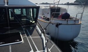 Politie wordt opgeroepen voor verlaten boot: Niemand is voorbereid op wat hen binnen te wachten staat