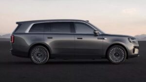 Enorme SUV met actieradius van 1.700 kilometer verandert ’s nachts in een camper
